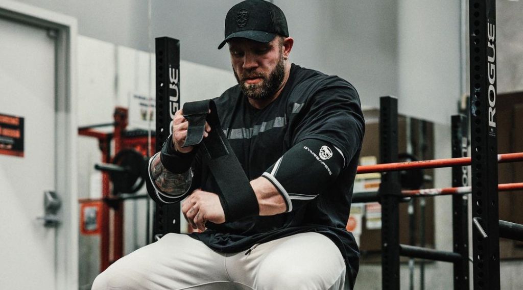 wearing wrist wraps for bench press