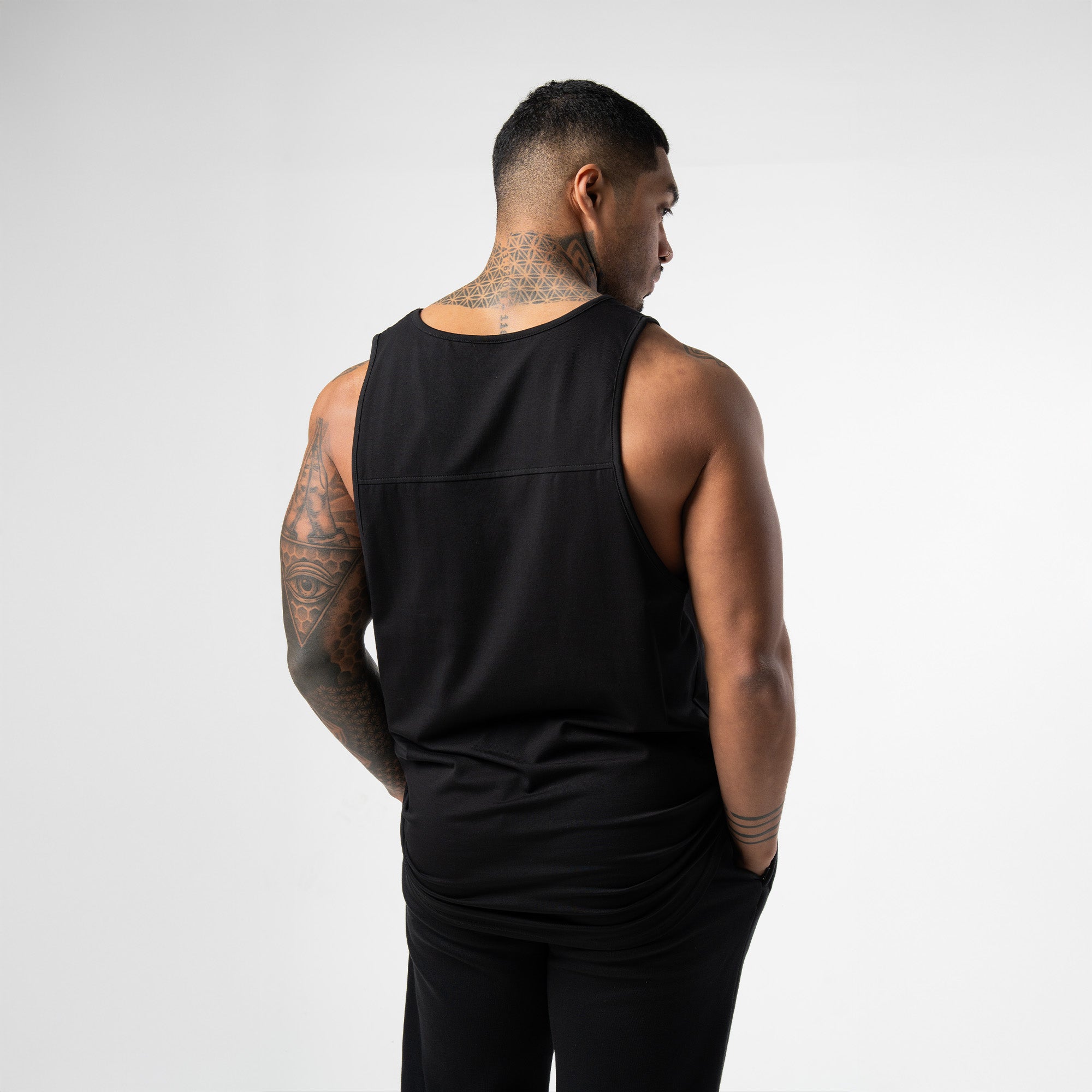 athlete wearing the black/white axis scoop hem tank back view