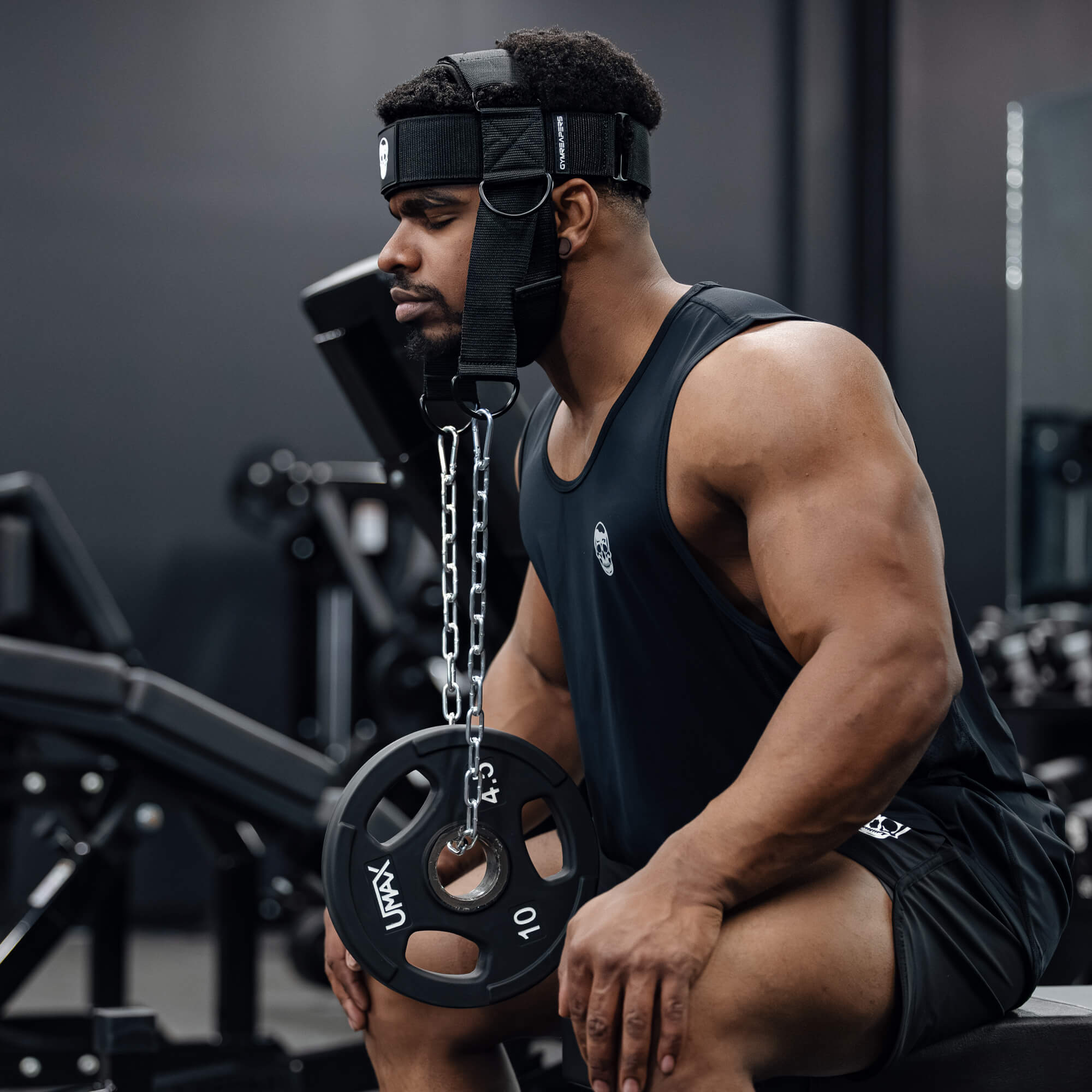 neck harness black in use